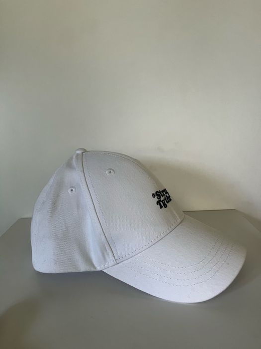 Biała czapka z daszkiem typu baseball