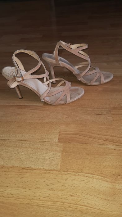 Beżowe sandałki Baldowski 38