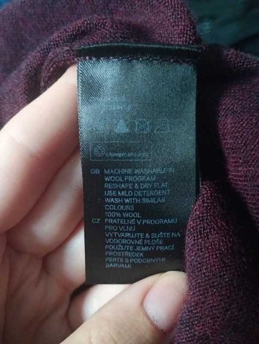 Lekki wełniany sweter w serek