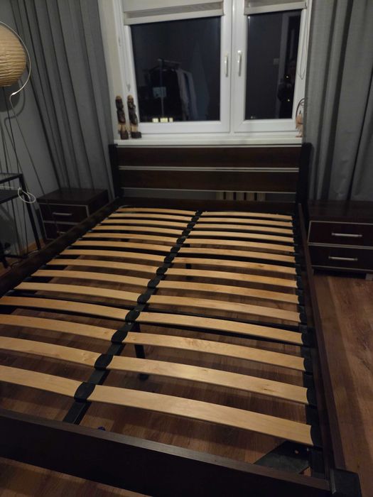 Łóżko sypialniane z szafkami nocnymi