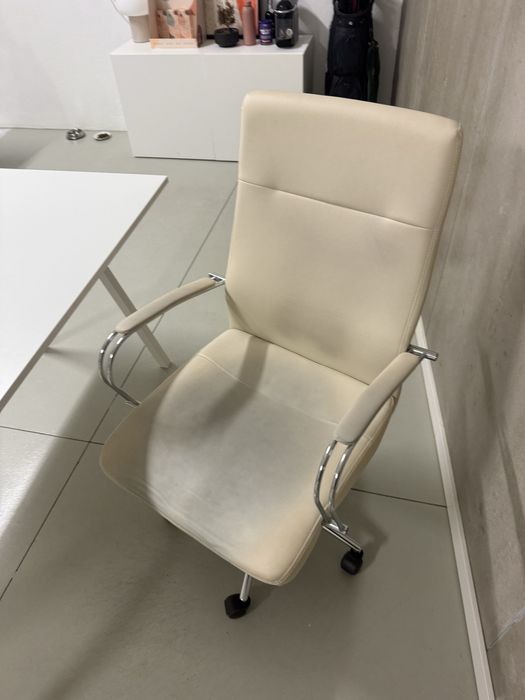 Conjunto escritório; sofa + 2 secretárias + cadeira