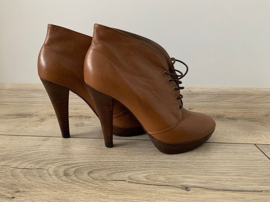 Черевики жіночі з червоною підошвою