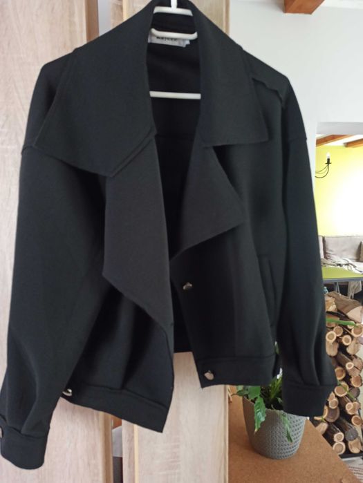 Kurtka czarna guziki damska duży kołnierz surowa S m
