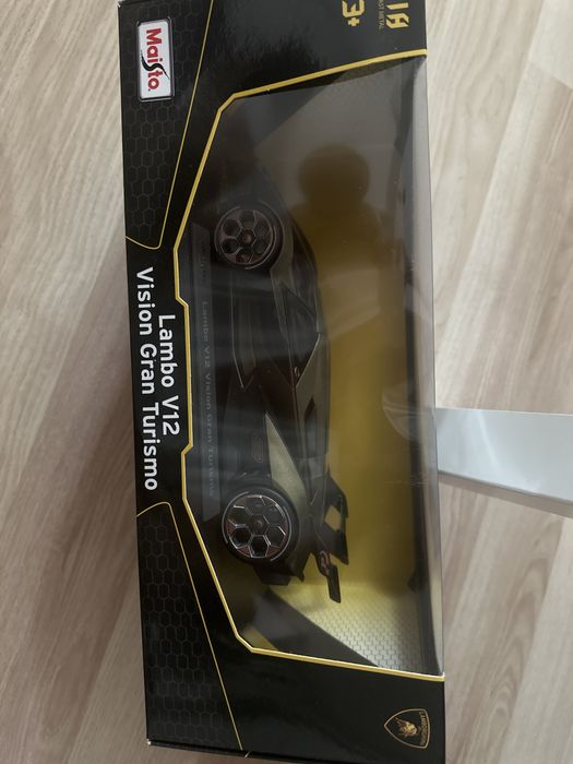 Модель машини Lambo V12.