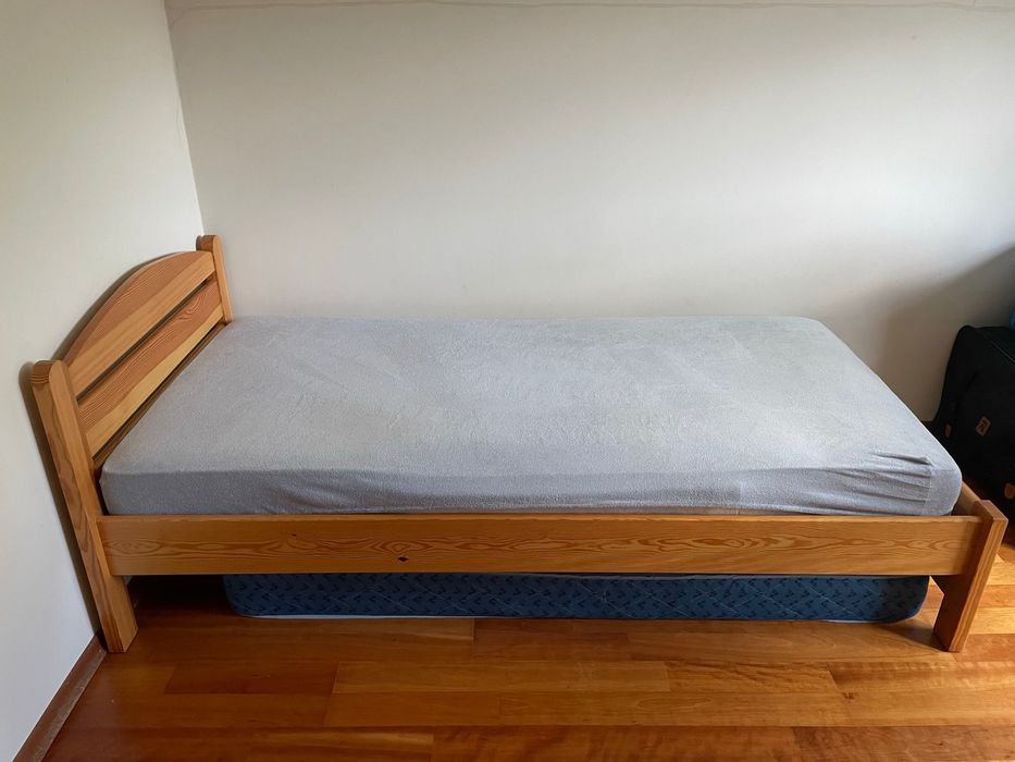 Rama łóżka + materac, 210 cm