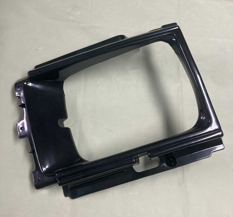 Canto grelha/aro farol Toyota Hilux LN50 YN56 LN65
