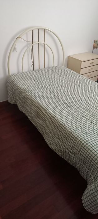 Cama solteito e mesinha cabeceira