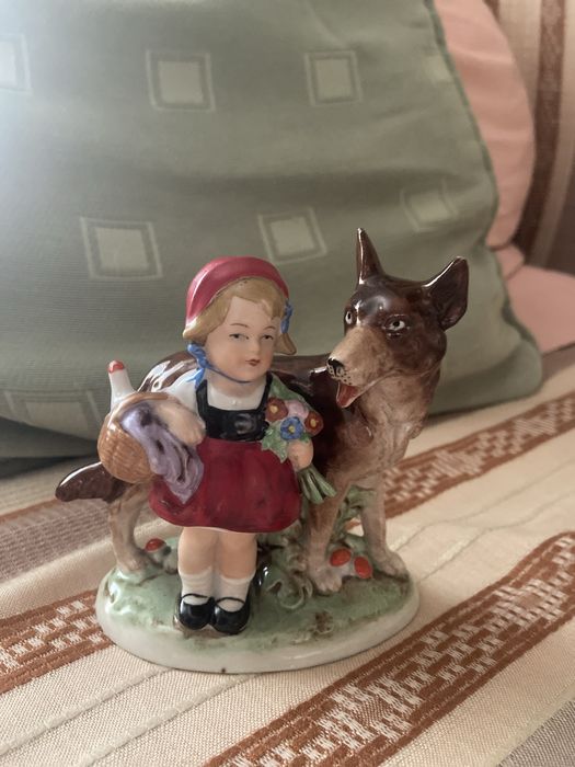 Статуетка червона шапочка