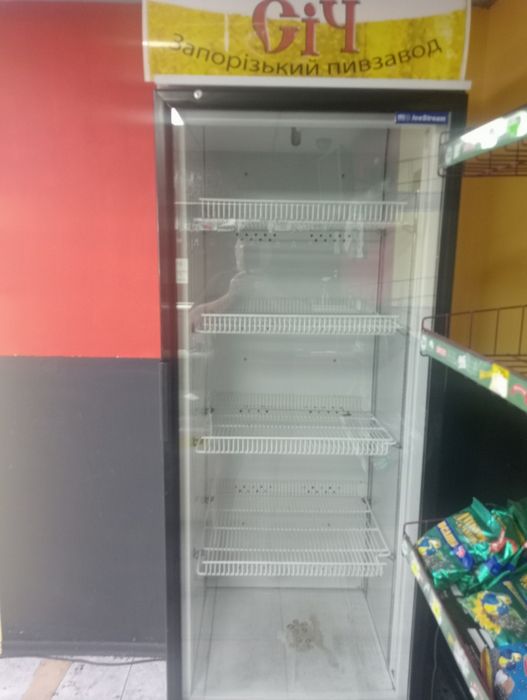 Продам холодильный шкаф витрина.