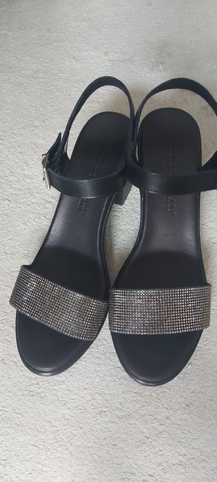 Sandálias Novas Salto Paula Urban Pele com strass