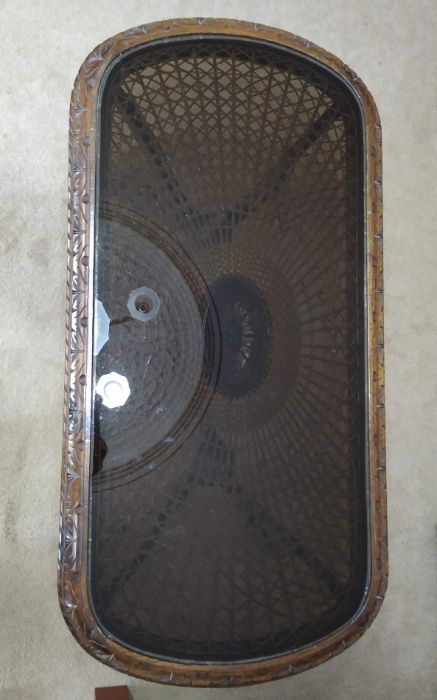 Mesa com tampo de vidro e verga