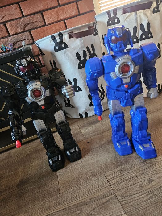 Chodzące roboty świecą