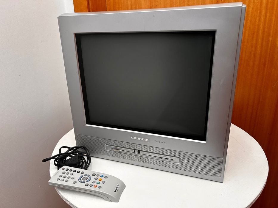 TV Grundig Elegance 15 Flat MF 40-2501/5 TEXT a cores, com comando.