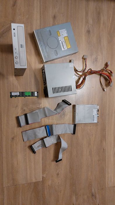 Stacja dyskietek napęd cd-rom pamięć ram zasilacz taśmy