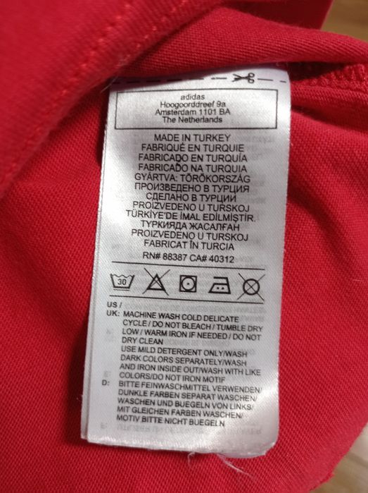 Футболка Adidas.