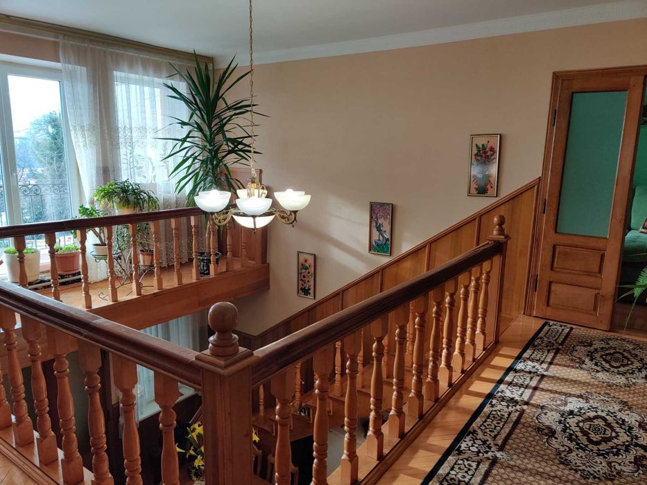 Продається двоповерховий капітальний будинок, район Роші