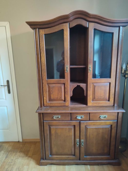 Drewniany kredens w stylu klasycznym – solidny, zadbany