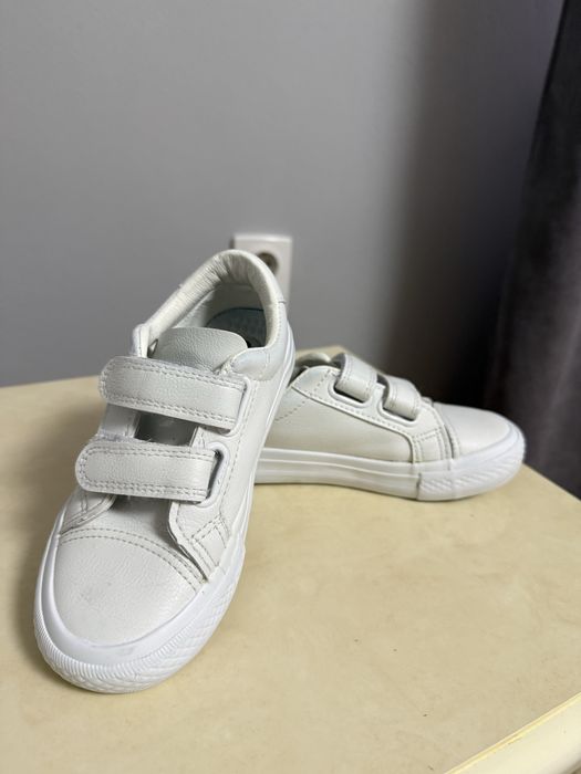 Для хлопчика білі кеди