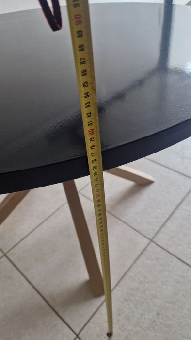 Mesa de jantar em madeira, com pés em ferro.