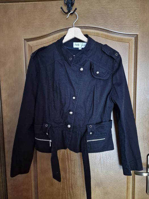 Czarny krótki żakiet w stylu militarnym