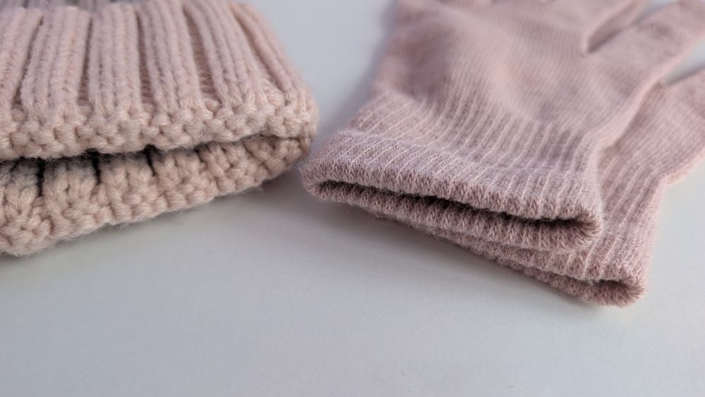 Жіноча Зимова  в'язана  шапка та перчатки пудрово рожеві