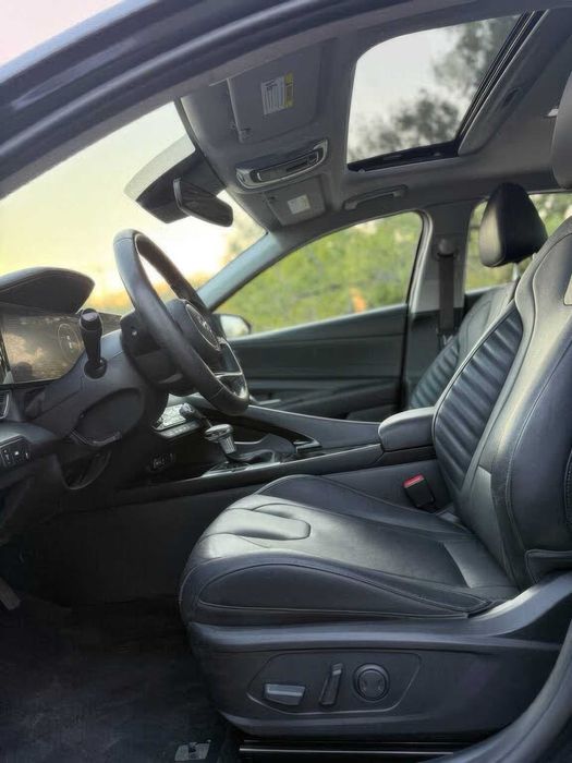 Hyundai Elantra Limited      2022