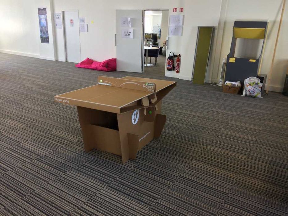 Dou a quem vir buscar! Mesa Ping Pong com Raquetes - PAPERPONG