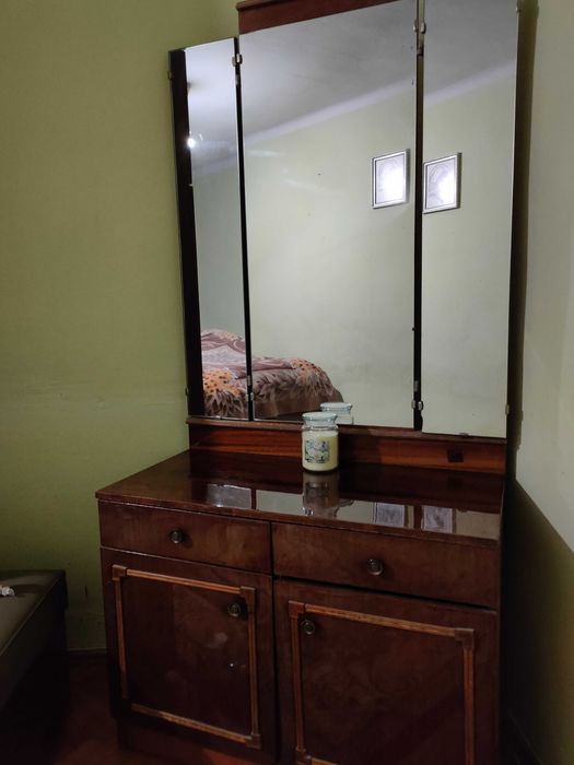 Дзеркало з тумбою