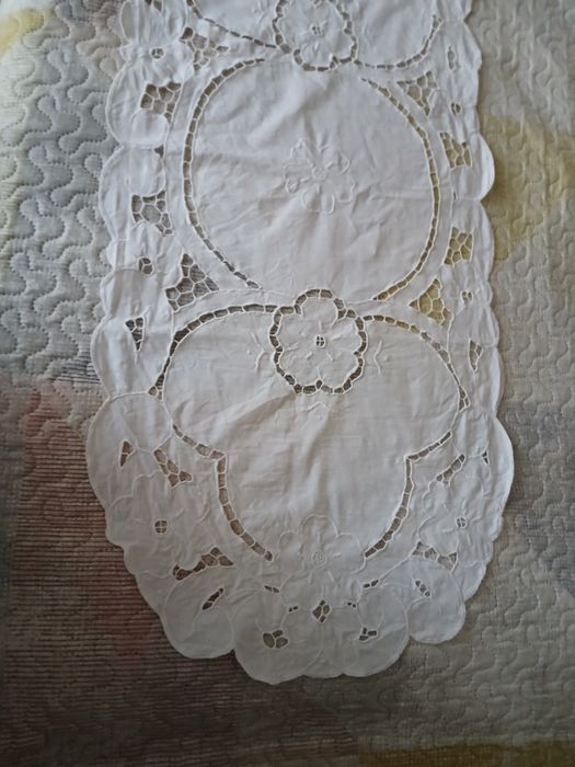 Caminho ou naperon bordado Richelieu