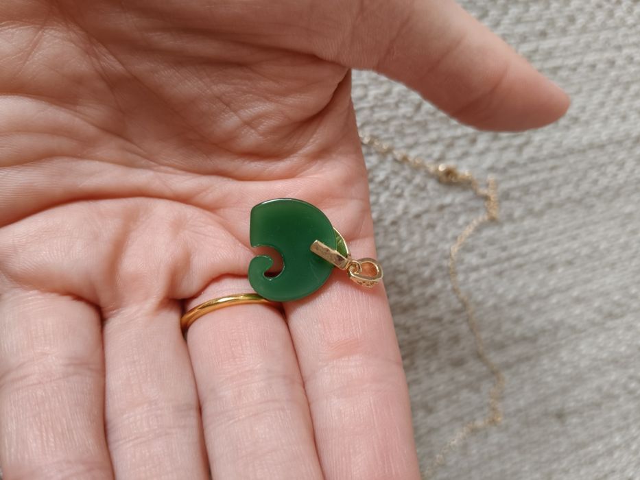 Naszyjnik z jadeitowym słonikiem ciemniejszy