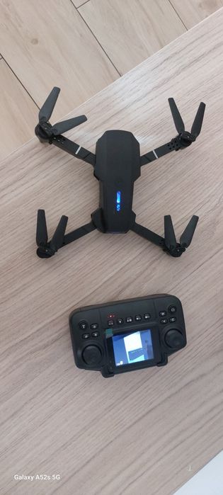 Dron z kontrolerem z kolorowym wyświetlaczem
