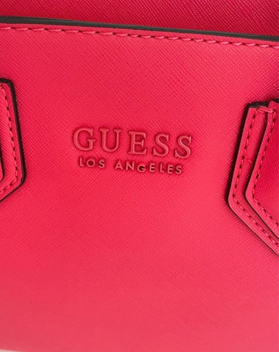Mala rosa para usar a tiracolo ou na mao da Guess