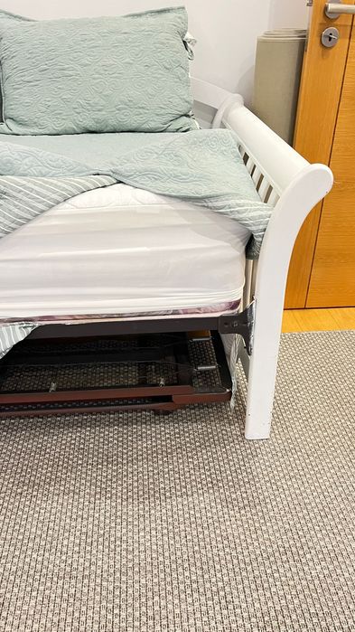 "Day bed". Cama com estrado extra