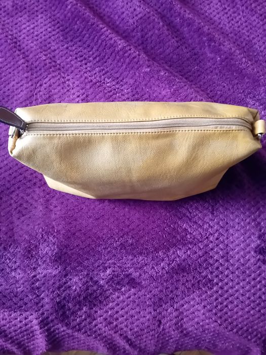 mala ou bolsa de mão em pele (couro) de cor castanho claro ou bege da Parfois