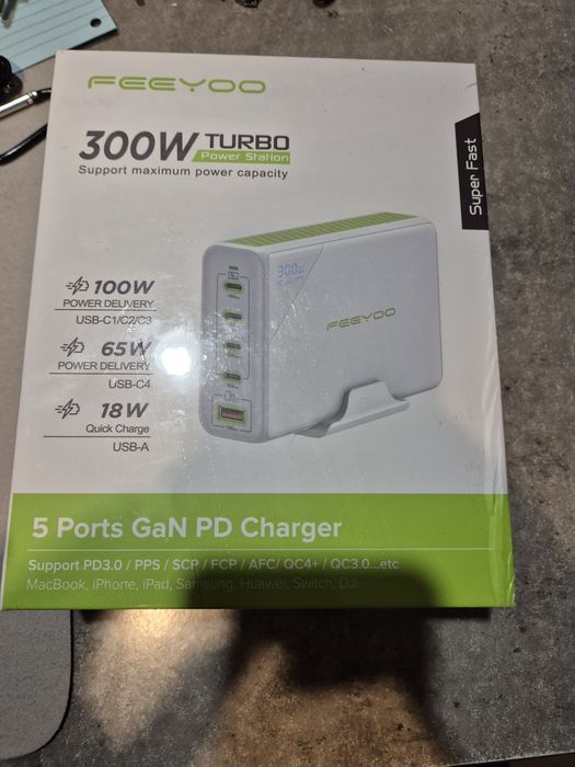 ładowarka Feeyoo 300W GaN z 5 portami.
