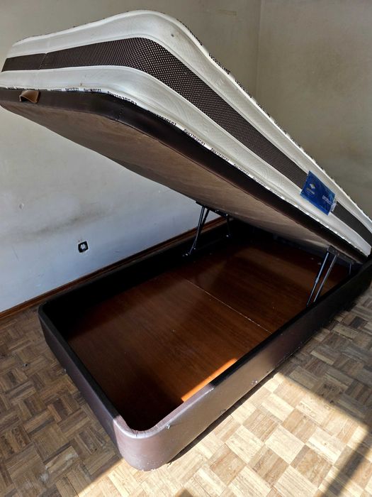 Cama sommier com arrumação