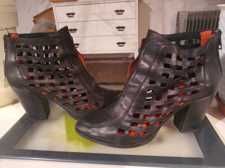 Czarne szkorzane botki 39