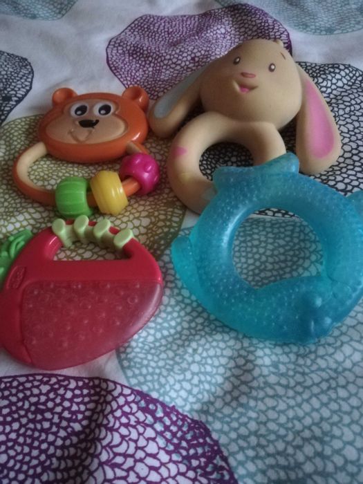 Mordedores para bebé, dois deles próprios para colocar no frio.