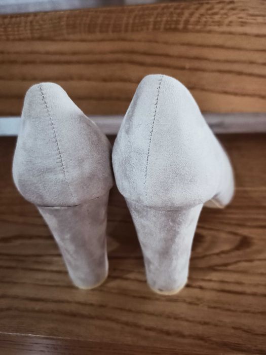 Eleganckie buty na słupku