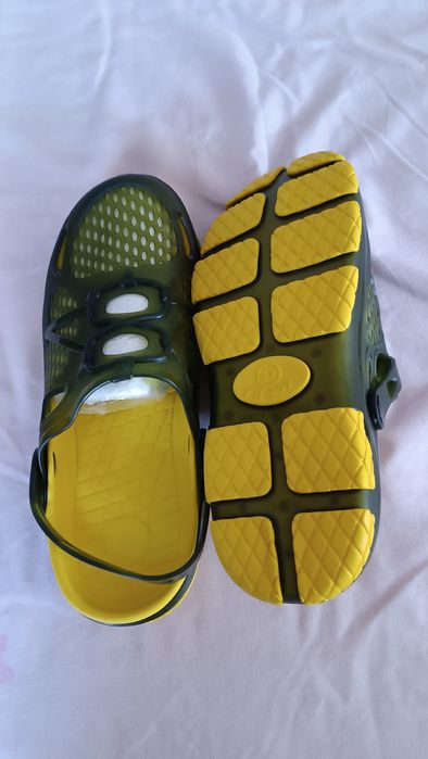 Шлепки .       .       .