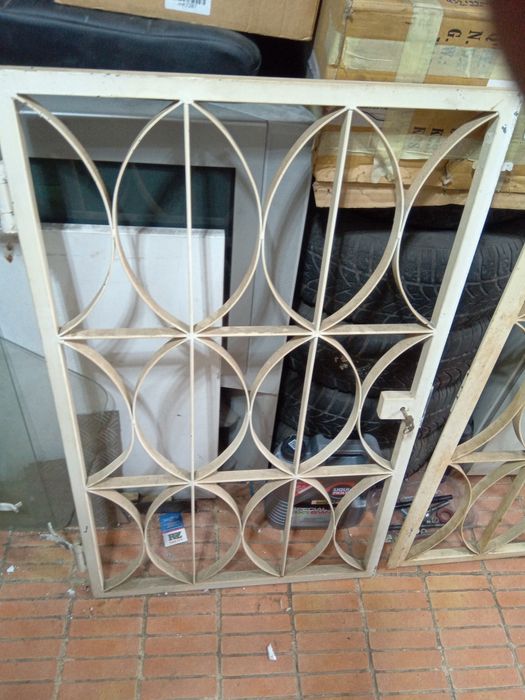 Grandes de janelas com fechadura