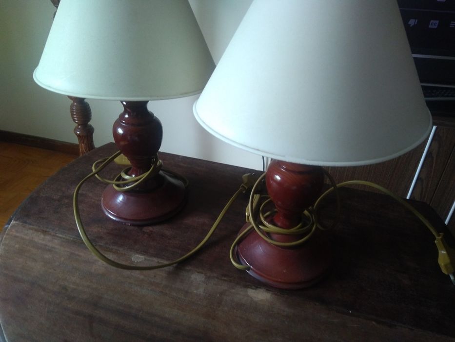 Duas lâmpadas de mesa de madeira