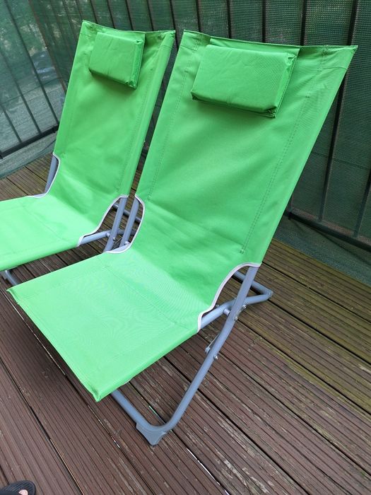 Dwa zielone leżaki używane