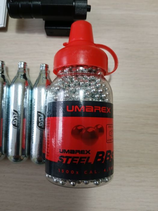 Pistola Umarex CO2 Semi-Automática com Vários Acessórios