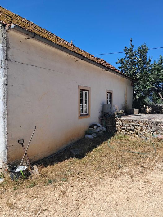 Alugo casa antiga habitável