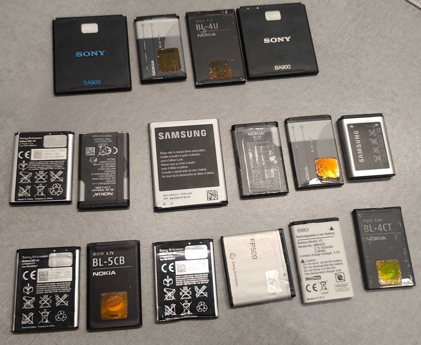 Duży zestaw telefonów Nokia, Sony Ericsson, baterie, ładowarki