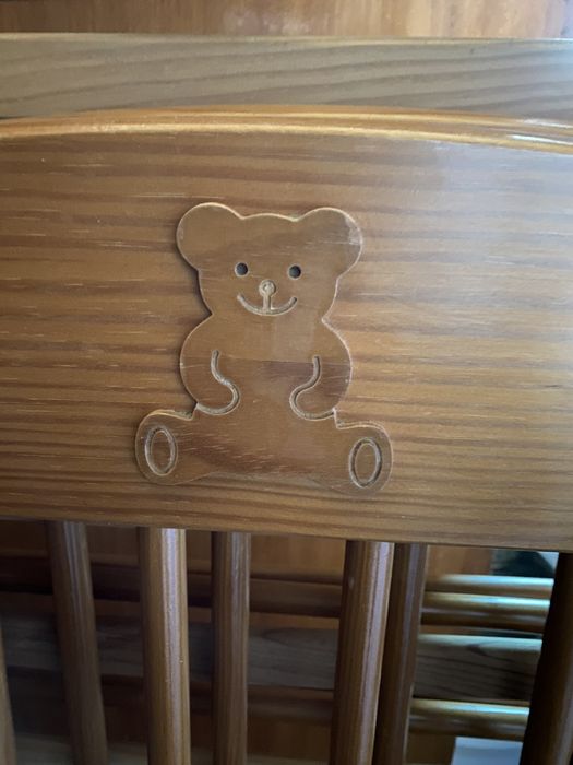 Cama de bebé em madeira