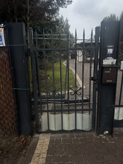 Brama przesuwna ozdobna z furtka