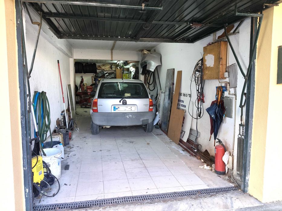 Garagem à Venda em Arruda dos Vinhos – 45,5 m² com WC e Contadores Independentes