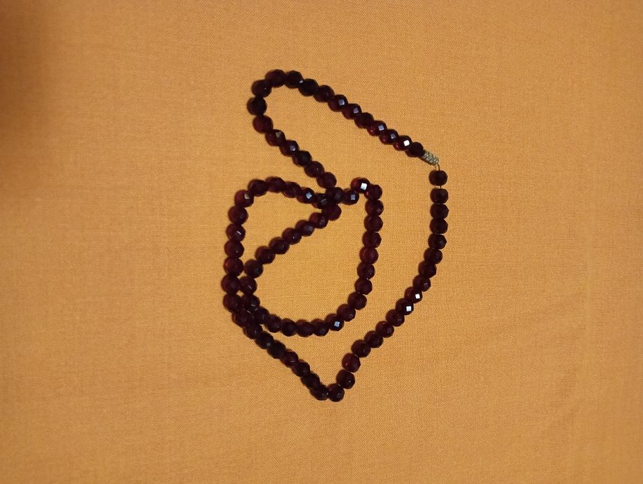 Винтажные бусы с гранатового стекла.